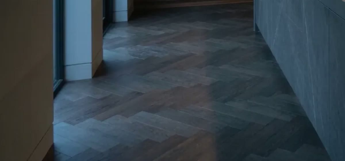 Vloer in visgraatpatroon met een natuurlijke houtstructuur